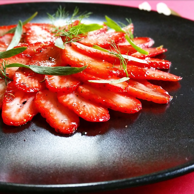 Carpaccio de fraises, timut et sirop de tonka – Copyright © Gratinez