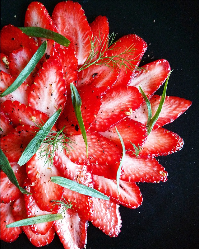 Carpaccio de fraises, timut et sirop de tonka – Copyright © Gratinez