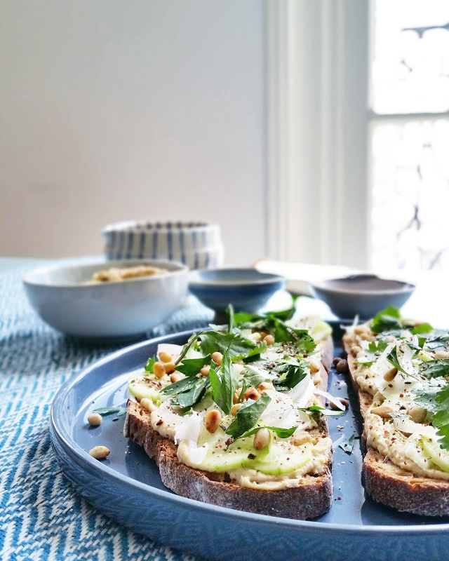 Houmous toast, jalapenos vert, thym et sumac – Copyright © Gratinez