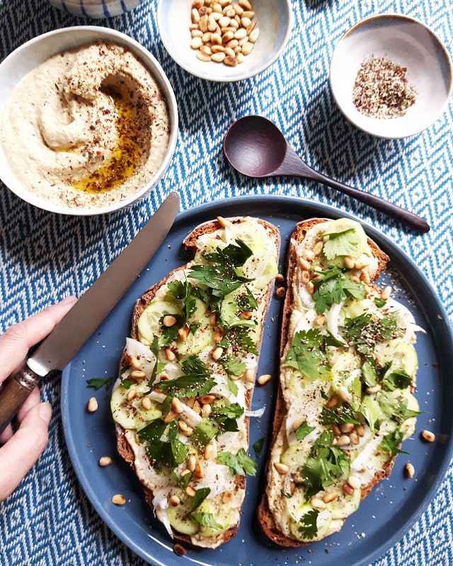 Houmous toast, jalapenos vert, thym et sumac – Copyright © Gratinez