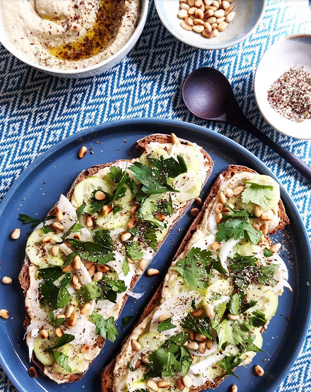 Houmous toast, jalapenos vert, thym et sumac – Copyright © Gratinez