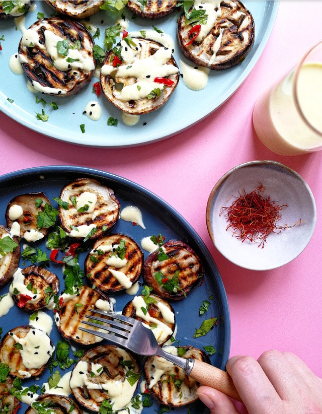 Aubergines grillées, piments et sauce aux deux safrans – Copyright © Gratinez