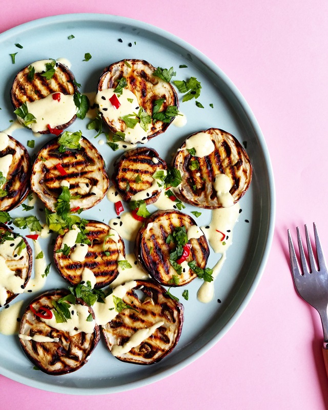 Aubergines grillées, piments et sauce aux deux safrans – Copyright © Gratinez