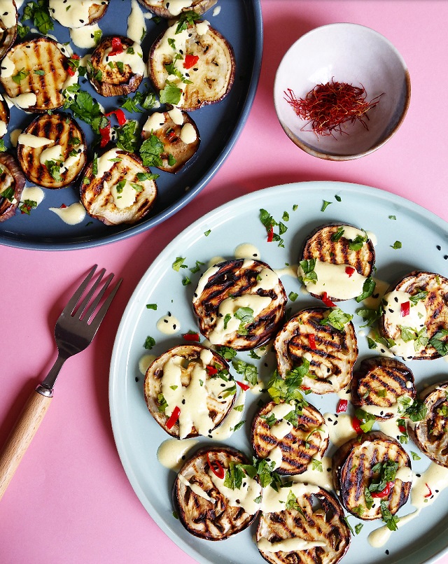 Aubergines grillées, piments et sauce aux deux safrans – Copyright © Gratinez