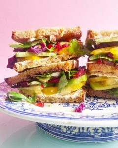 Club Sandwich Veggie, chou rouge, grenade, piment Jalapeño – Copyright © Gratinez