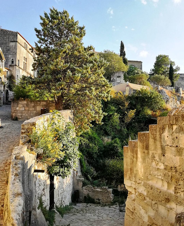 Dans les rues de Baux de Provence – Copyright © Gratinez