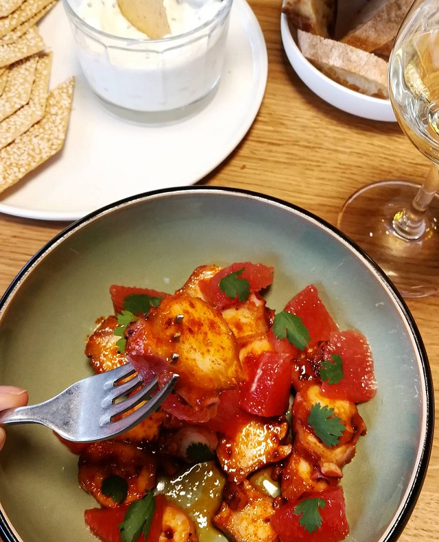 Poulpe au paprika fumé et pamplemousse, chez Bonjour Marcel, Bourges – Copyright © Gratinez