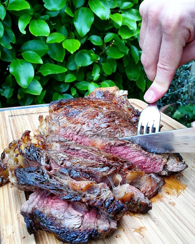 Côte de bœuf au BBQ dans notre appartement Abritel de Lyon – Copyright © Gratinez