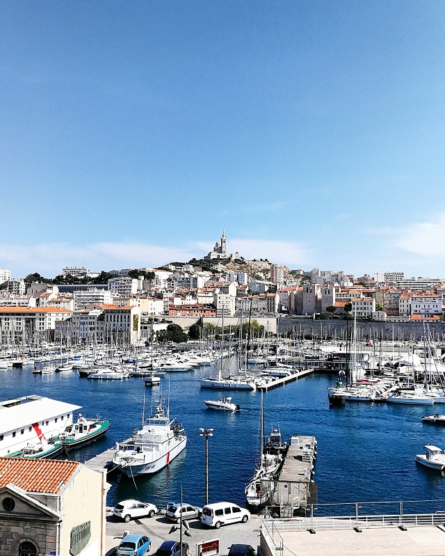 Dans le vieux port de Marseille, vue sur la Bonne Mère – Copyright © Gratinez