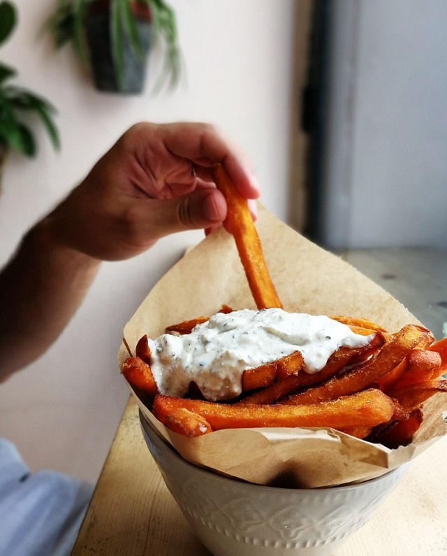 Frites de patates de douces et tzatziki de chèvre frais chez Green Lab, Montpellier – Copyright © Gratinez