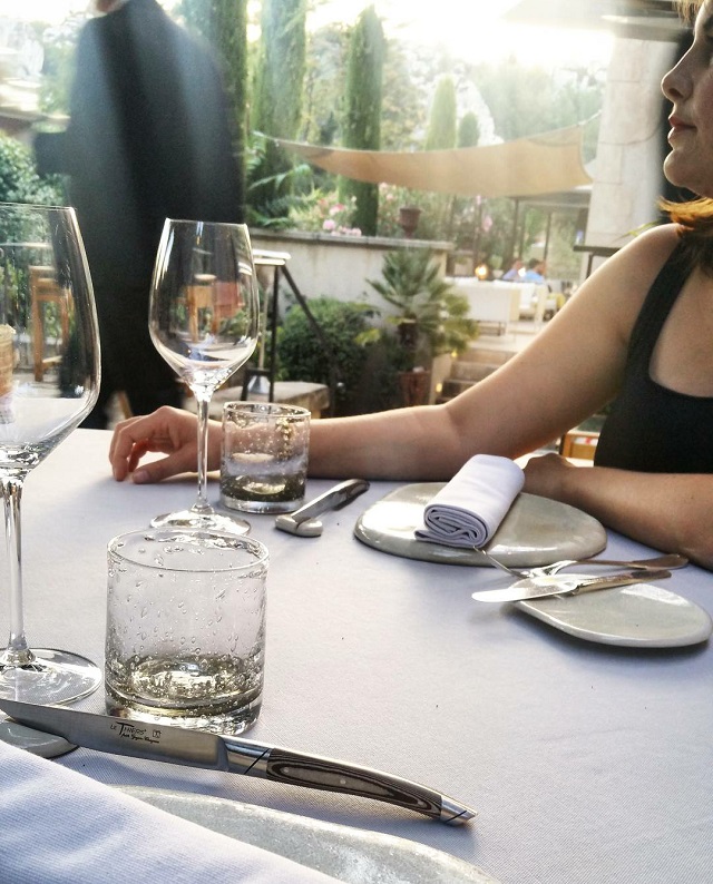 La table du restaurant étoilé, L'Oustau de Baumanière, Baux de Provence – Copyright © Gratinez