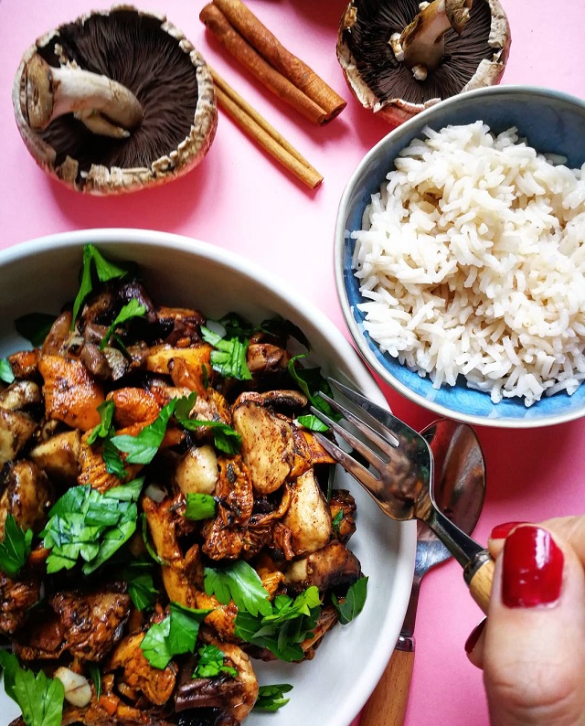 Girolles et Champignons de Paris sautés à la cannelle – Copyright © Gratinez