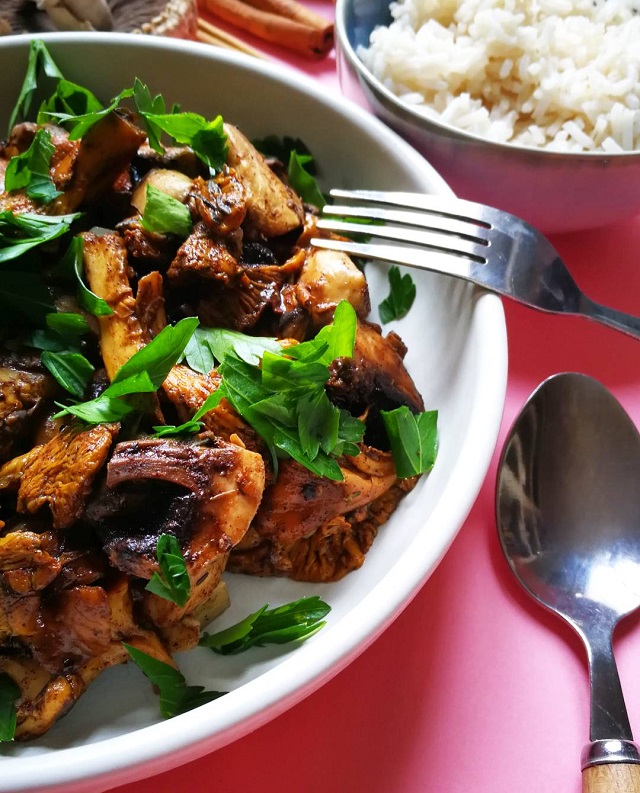 Girolles et Champignons de Paris sautés à la cannelle – Copyright © Gratinez