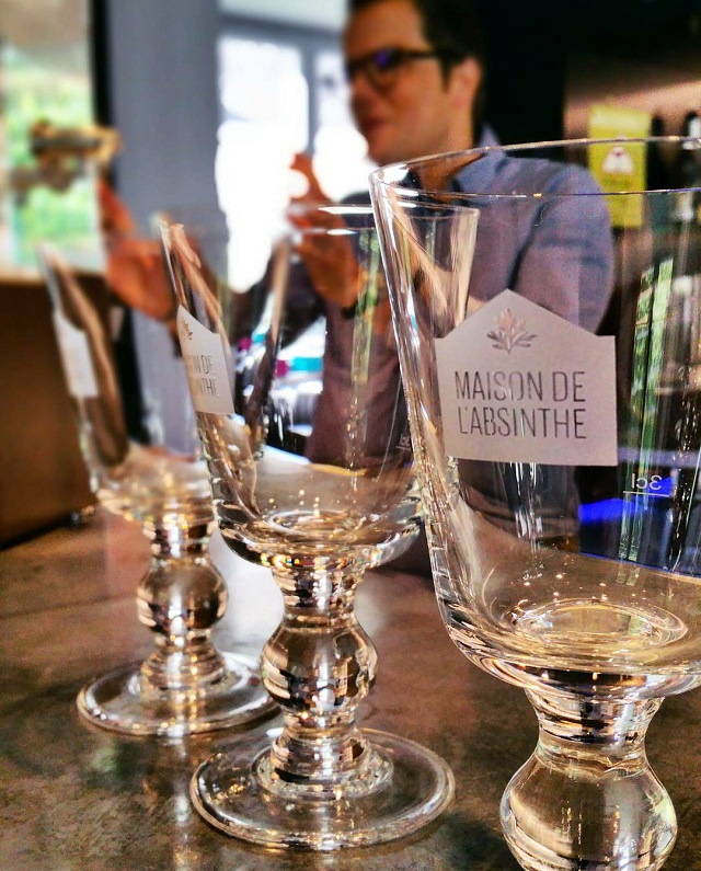 Dégustation d'absinthes à La Maison de l'Absinthe, région Jura et Trois Lacs – Copyright © Gratinez