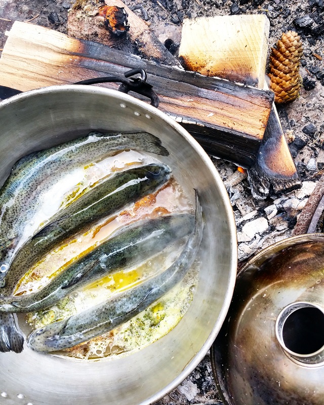 Truites au feu de bois et herbes sauvages, région Jura et Trois Lacs – Copyright © Gratinez