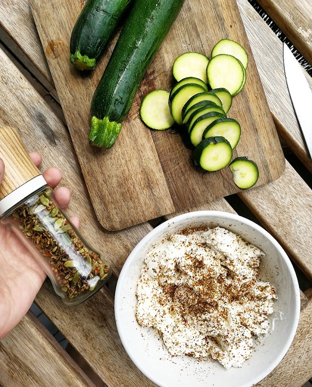 Tarte fine courgette et ricotta, oignon et graines de courge – Copyright © Gratinez