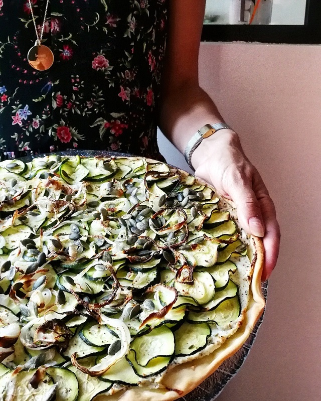 Tarte fine courgette et ricotta, oignon et graines de courge – Copyright © Gratinez