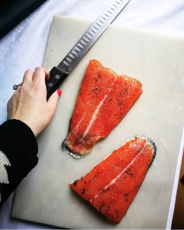 Gravlax de saumon aux baies roses, grains de coriandre, zestes de citrons et aneth en préparation – Copyright © Gratinez