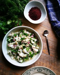 Ceviche de cabillaud, herbes fraîches et sumac – Copyright © Gratinez