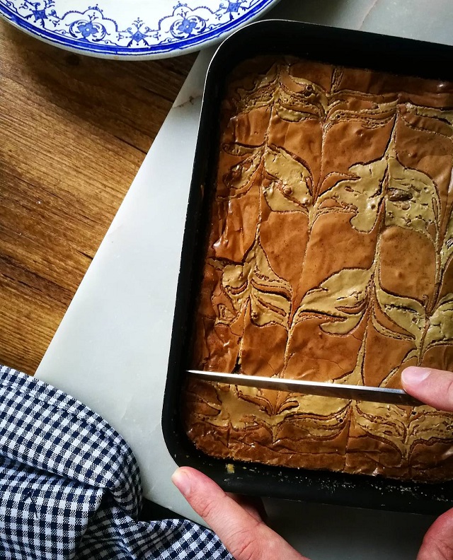 Brownie marbré au tahini et chocolat Cémoi – Copyright © Gratinez