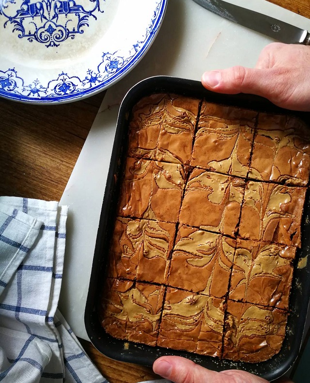 Brownie marbré au tahini et chocolat Cémoi – Copyright © Gratinez