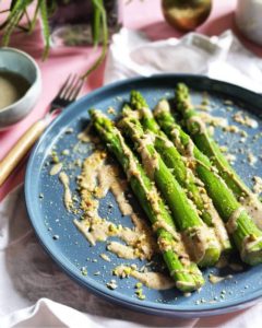 Asperges vertes, sauce crémeuse torréfiée – Copyright © Gratinez