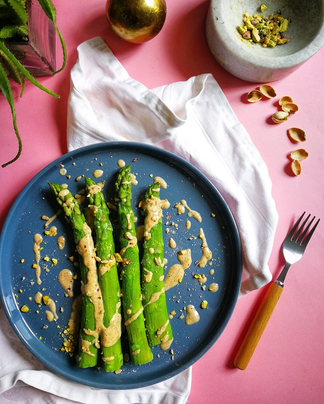 Asperges vertes, sauce crémeuse torréfiée – Copyright © Gratinez