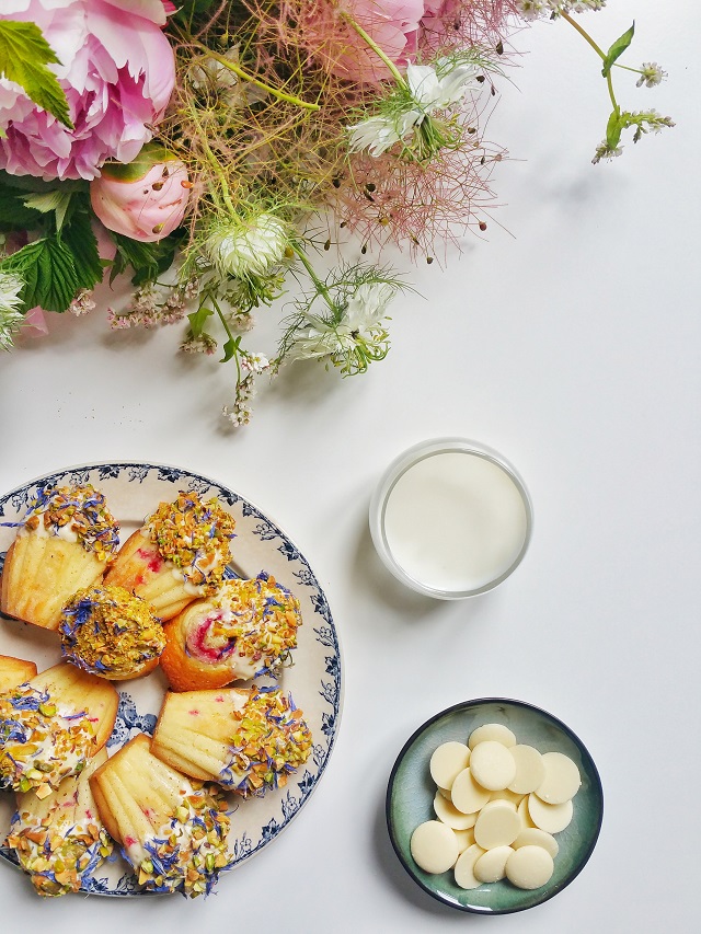 Madeleines, cœur de framboise, coque de chocolat blanc – Copyright © Gratinez