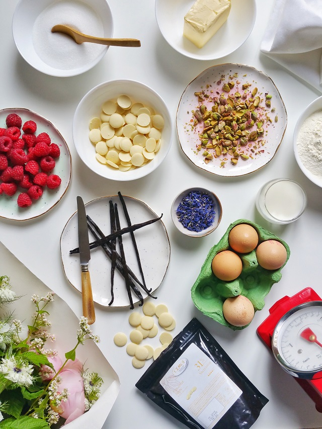 Madeleines, cœur de framboise, coque de chocolat blanc – Copyright © Gratinez