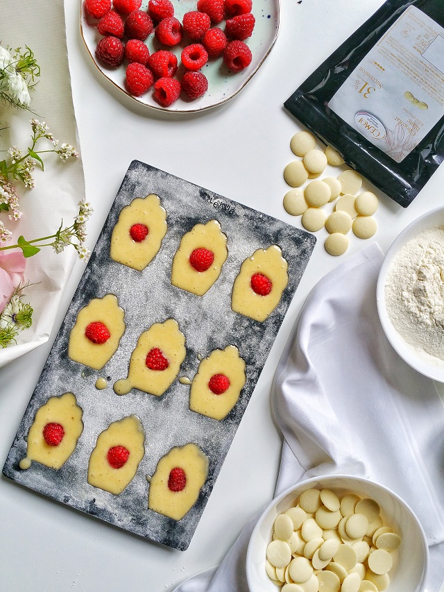 Madeleines, cœur de framboise, coque de chocolat blanc – Copyright © Gratinez