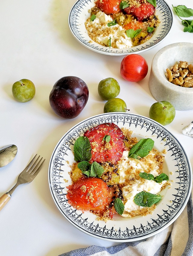 Prunes au grill, burrata fumée et crumble de noix – Copyright © Gratinez